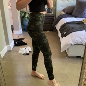 GOOD AMERICAN camo leggings like new